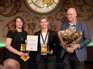 Vuoden 2025 RALA-laatupalkinto myönnettiin Consti Oyj:lle tunnustuksena pitkäjänteisestä työstä ihmisten johtamisen ja henkilöstön hyvinvoinnin kehittämiseksi. Palkinnon ottivat vastaan henkilöstöjohtaja Aija Harju (kesk.) ja toimitusjohtaja Esa Korkeela (oik.). Kuvassa lisäksi RALAn toimitusjohtaja Johanna Holmström (vas.).