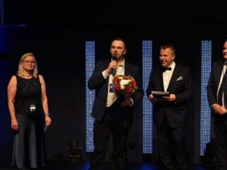 Sähköistysalan edistämispalkinnon jakoivat Ville Alavalle Sähköalan koulutus- ja tutkimussäätiön asiamies ja Sähkö- ja teleurakoitsijat STUL ry:n juristi Inka-Liisa Ahokas, STUL ry:n puheenjohtaja Jarmo Töyräs ja toimitusjohtaja Marko Utriainen. Kuva: Satu Mali.