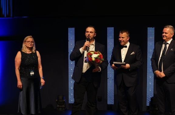 Sähköistysalan edistämispalkinnon jakoivat Ville Alavalle Sähköalan koulutus- ja tutkimussäätiön asiamies ja Sähkö- ja teleurakoitsijat STUL ry:n juristi Inka-Liisa Ahokas, STUL ry:n puheenjohtaja Jarmo Töyräs ja toimitusjohtaja Marko Utriainen. Kuva: Satu Mali.