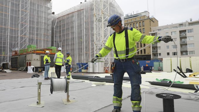 sahkoasentaja-Johnny Skog-tyomaalla-maria-heinola