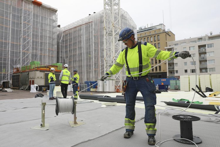 sahkoasentaja-Johnny Skog-tyomaalla-maria-heinola