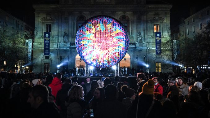 Sebastien Lefevren Soleil Nuit -teos muuttuu päivällä pilvien läpi kuultavan valon mukaan ja yöllä se sädehtii kuin tähdet.