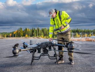 VTT:n erikoistutkija Jussi Kangasoja työskentelemässä lennokin parissa VTT:n testausalueella. Kuva: VTT