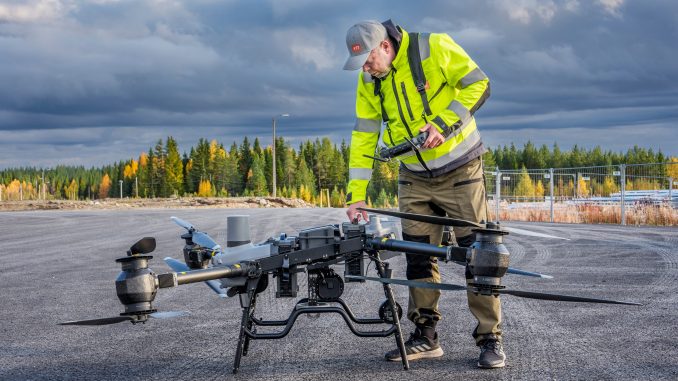 VTT:n erikoistutkija Jussi Kangasoja työskentelemässä lennokin parissa VTT:n testausalueella. Kuva: VTT