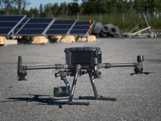 Lentotarkastuksissa käytetään kuvanmukaisia neliroottorisia, noin 10 kg painoisia lennokkeja. Lennokit pysyttelevät lentäessä sähkölinjojen yläpuolella. Kuva: Evision oy.