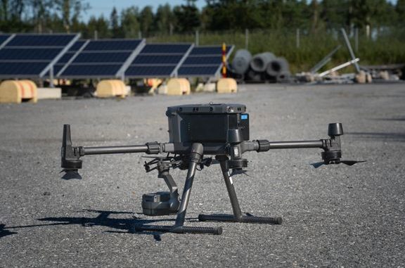 Lentotarkastuksissa käytetään kuvanmukaisia neliroottorisia, noin 10 kg painoisia lennokkeja. Lennokit pysyttelevät lentäessä sähkölinjojen yläpuolella. Kuva: Evision oy.