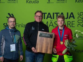Kuvassa Setin pääarvioija Veli-Matti Poikonen sekä valmentaja Panu Kosonen ja sähköasennuslajin voittanut Juho Leppänen koulutuksen järjestäneestä Riveriasta.