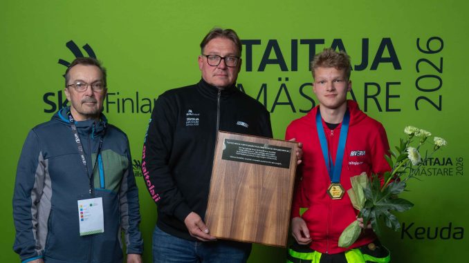 Kuvassa Setin pääarvioija Veli-Matti Poikonen sekä valmentaja Panu Kosonen ja sähköasennuslajin voittanut Juho Leppänen koulutuksen järjestäneestä Riveriasta.