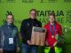 Kuvassa Setin pääarvioija Veli-Matti Poikonen sekä valmentaja Panu Kosonen ja sähköasennuslajin voittanut Juho Leppänen koulutuksen järjestäneestä Riveriasta.