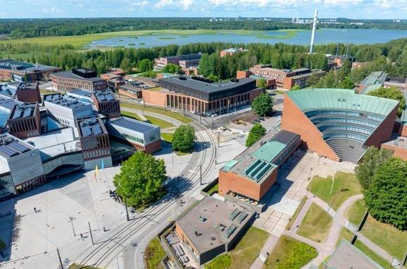 Energiasiirtymän osaamiskeskus vahvistaa entisestään Aalto-yliopiston monialaista yhteistyötä, johon neljä uutta professuuria tuovat energiamurroksen vauhdittamiseen tarvittavaa osaamista. Kuva: Mikko Raskinen / Aalto-yliopisto.