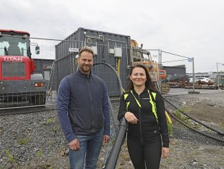 Keskisyvät kaivot voivat ulottua jopa 600 - 700 metrin syvyyteen. Lempäälään porattua mallikaivoa esittelevät Bravidan Sisä-Suomen alueen myyntijohtaja Jan Pelttari ja Proinfran kehitysjohtaja Karoliina Kauppi. Kuva: Maria Heinola.