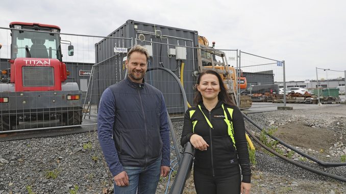 Keskisyvät kaivot voivat ulottua jopa 600 - 700 metrin syvyyteen. Lempäälään porattua mallikaivoa esittelevät Bravidan Sisä-Suomen alueen myyntijohtaja Jan Pelttari ja Proinfran kehitysjohtaja Karoliina Kauppi. Kuva: Maria Heinola.