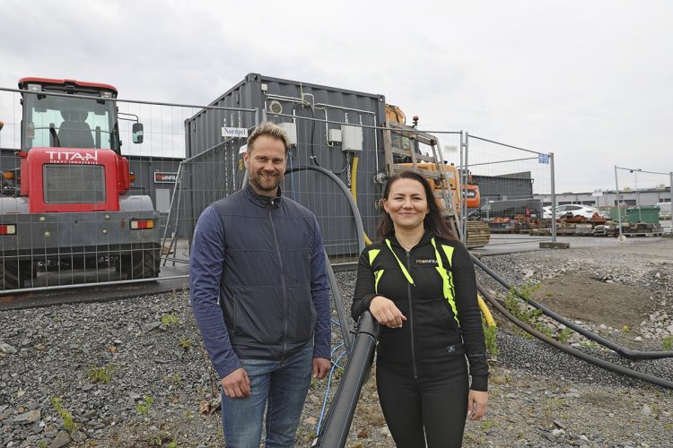 Keskisyvät kaivot voivat ulottua jopa 600 - 700 metrin syvyyteen. Lempäälään porattua mallikaivoa esittelevät Bravidan Sisä-Suomen alueen myyntijohtaja Jan Pelttari ja Proinfran kehitysjohtaja Karoliina Kauppi. Kuva: Maria Heinola.