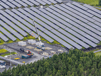 Kuvituskuva Solarigon toteuttamasta Kuortaneen hybridienergiapuistosta, jossa aurinkovoimala ja sähkövarasto muodostavat yhtenäisen energiantuotantokokonaisuuden. Vastaava ratkaisu rakennetaan nyt Hankoon.