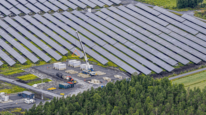 Kuvituskuva Solarigon toteuttamasta Kuortaneen hybridienergiapuistosta, jossa aurinkovoimala ja sähkövarasto muodostavat yhtenäisen energiantuotantokokonaisuuden. Vastaava ratkaisu rakennetaan nyt Hankoon.